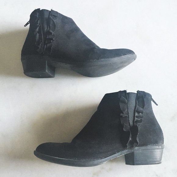JustFab black chelsea ankle boots / bootie ruffles - Picture 4 of 11